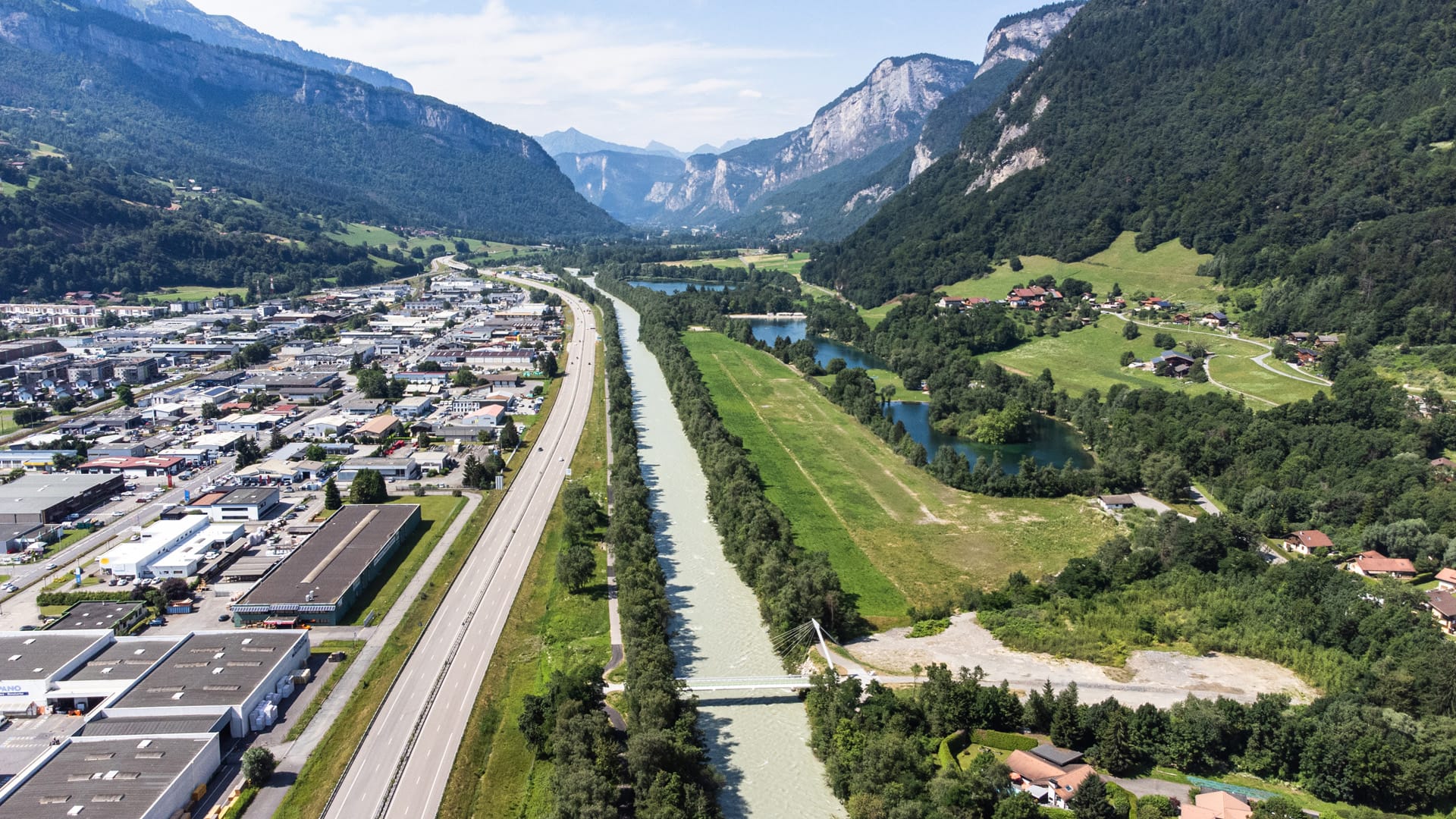 Sallanches, l'autoroute Blanc, l'Arve et les Ilettes